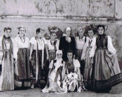 A youth vocal and dance group during a performance modeled on a regional wedding spectacle from a village near Kraków, Balachadi; source: from the collection of Wiesław Stypuła A youth vocal and dance group during a performance modeled on a regional wedding spectacle from a village near Kraków, Balachadi; source: from the collection of Wiesław Stypuła