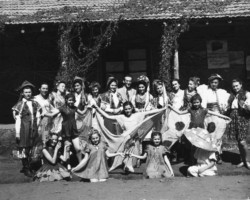 Michał Chmielowiec (standing in the center) from the editorial office of the magazine "Polak w Niechciał" among dancers and children from the dance and vocal group "Bajka", Valivade, 1943; source: Koło Polaków z Niechciał Michał Chmielowiec (standing in the center) from the editorial office of the magazine "Polak w Niechciał" among dancers and children from the dance and vocal group "Bajka", Valivade, 1943; source: Koło Polaków z Niechciał