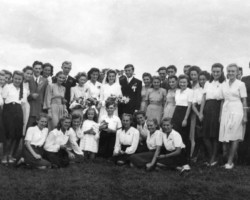 Wedding ceremony in the Polish refugee settlement in Valivade; source: Poles from India Association Wedding ceremony in the Polish refugee settlement in Valivade; source: Poles from India Association
