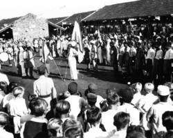 Ceremonial raising of the Polish and Indian banners on the occasion of India's independence, Valivade, August 1947; source: Poles from India Association Ceremonial raising of the Polish and Indian banners on the occasion of India's independence, Valivade, August 1947; source: Poles from India Association