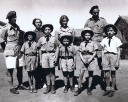Visitors from the Indian Banner Command (from the left): comrade Bronisław Pancewicz and comrade Zdzisław Peszkowski accompanied by Janina Dobrostańska and comrade Janina Ptak with the Cub Scouts, Balachadi, 1945; source: from the collection of Wiesław Stypuła Visitors from the Indian Banner Command (from the left): comrade Bronisław Pancewicz and comrade Zdzisław Peszkowski accompanied by Janina Dobrostańska and comrade Janina Ptak with the Cub Scouts, Balachadi, 1945; source: from the collection of Wiesław Stypuła