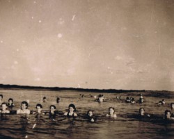Girls from Balachadi bathing in a sea bay during high tide; source: from the collection of Wiesław Stypuła Girls from Balachadi bathing in a sea bay during high tide; source: from the collection of Wiesław Stypuła