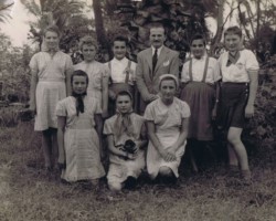 The first director of the temporary center for Polish children – Franciszek Sarnowiec with his charges, Bandra, spring 1942; source: from the collection of Wiesław Stypuła The first director of the temporary center for Polish children – Franciszek Sarnowiec with his charges, Bandra, spring 1942; source: from the collection of Wiesław Stypuła