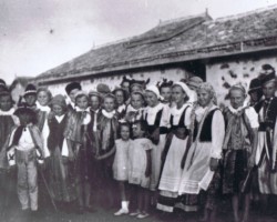 Dance groups from the Balachadi estate – performers dressed in regional Polish costumes prepared by the youth; source: from the collection of Wiesław Stypuła Dance groups from the Balachadi estate – performers dressed in regional Polish costumes prepared by the youth; source: from the collection of Wiesław Stypuła
