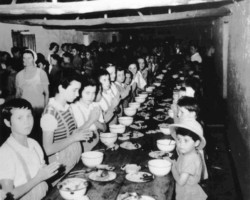 Children praying before a meal in a local dining hall; source: Poles from India Association Children praying before a meal in a local dining hall; source: Poles from India Association