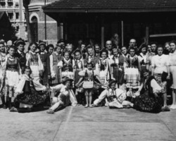 A dance group from the Polish refugee settlement in Valivade during guest artistic performances in Bombay, 1943; source: Poles from India Association A dance group from the Polish refugee settlement in Valivade during guest artistic performances in Bombay, 1943; source: Poles from India Association
