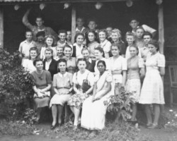 Class IIb - visible: Anna Ryżewska, Janina Kłosowska, Eugenia Karwowska, Teresa Kurowska, Eugenia Kunigiel, Marian Bąki, Lucjan Kuźmicz, Janina Mucha, Genowefa Chrząszcz, Romualda Losek, Valivade, 1947; source: Poles from India Association Class IIb - visible: Anna Ryżewska, Janina Kłosowska, Eugenia Karwowska, Teresa Kurowska, Eugenia Kunigiel, Marian Bąki, Lucjan Kuźmicz, Janina Mucha, Genowefa Chrząszcz, Romualda Losek, Valivade, 1947; source: Poles from India Association