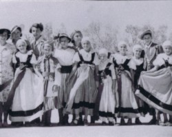 Dance group of Polish children in India - in a temporary center, Quetta, 1942; source: from the collection of Wiesław Stypuła Dance group of Polish children in India - in a temporary center, Quetta, 1942; source: from the collection of Wiesław Stypuła