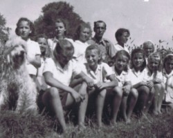 Outdoor classes with Feliks Wronko conducted during very hot weather outside, Balachadi; source: from the collection of Wiesław Stypuła Outdoor classes with Feliks Wronko conducted during very hot weather outside, Balachadi; source: from the collection of Wiesław Stypuła