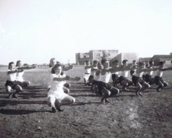 Gymnastics show of class VI, Balachadi; source: from the collection of Wiesław Stypuła Gymnastics show of class VI, Balachadi; source: from the collection of Wiesław Stypuła