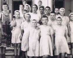 Zofia Rozwadowska (in the center) with a group of girls living in the visible building, Bandra, 1942; source: from the collection of Wiesław Stypuła Zofia Rozwadowska (in the center) with a group of girls living in the visible building, Bandra, 1942; source: from the collection of Wiesław Stypuła