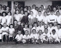 Children and youth from the Balachadi housing estate in front of the hospital during convalescence after malaria (with their heads tied up, Wiesław Stypuła), Balachadi 1943; source: from the collection of Wiesław Stypuła Children and youth from the Balachadi housing estate in front of the hospital during convalescence after malaria (with their heads tied up, Wiesław Stypuła), Balachadi 1943; source: from the collection of Wiesław Stypuła