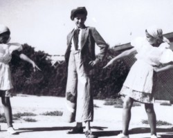 The play "Antek from the Vistula" performed by Polish children in India – played by Tereska Orzechowska, Quetta, 1942; source: from the collection of Wiesław Stypuła The play "Antek from the Vistula" performed by Polish children in India – played by Tereska Orzechowska, Quetta, 1942; source: from the collection of Wiesław Stypuła