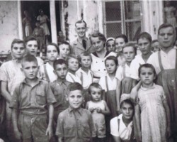Jadwiga Tarnogórska (one of the caregivers) with children, Bandra, 1942; source: from the collection of Wiesław Stypuła Jadwiga Tarnogórska (one of the caregivers) with children, Bandra, 1942; source: from the collection of Wiesław Stypuła