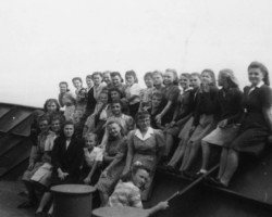 Polish women living in the Valivade housing estate - candidates for religious orders recruited by the Polish Catholic Mission on their way from India to the United States, 1947; source: Poles from India Association Polish women living in the Valivade housing estate - candidates for religious orders recruited by the Polish Catholic Mission on their way from India to the United States, 1947; source: Poles from India Association