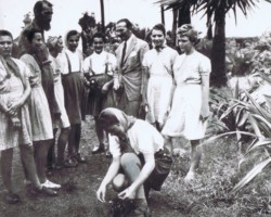 Franciszek Sarnowiec and Brother Kazimierz (a missionary from Poland) – running a small shop in a center for Polish children – with a group of girls, Bandra, 1942; source: from the collection of Wiesław Stypuła Franciszek Sarnowiec and Brother Kazimierz (a missionary from Poland) – running a small shop in a center for Polish children – with a group of girls, Bandra, 1942; source: from the collection of Wiesław Stypuła