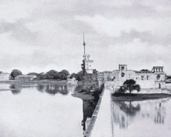 Fort on the Jamnagar reservoir; source: Naoroji M. Dumasia, Jamnagar and its Ruler, Bombay 1927 Fort on the Jamnagar reservoir; source: Naoroji M. Dumasia, Jamnagar and its Ruler, Bombay 1927