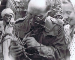 Father Franciszek Pluta with Jadwiga Tarnogórska during the inspection of the "peculiar gift", Balachadi; source: from the collection of Wiesław Stypuła Father Franciszek Pluta with Jadwiga Tarnogórska during the inspection of the "peculiar gift", Balachadi; source: from the collection of Wiesław Stypuła