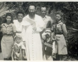 Polish refugees with the priest who took care of them after their arrival in India, Karachi; source: Poles from India Association Polish refugees with the priest who took care of them after their arrival in India, Karachi; source: Poles from India Association