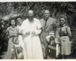Polish refugees with the priest who took care of them after their arrival in India, Karachi; source: Poles from India Association Polish refugees with the priest who took care of them after their arrival in India, Karachi; source: Poles from India Association