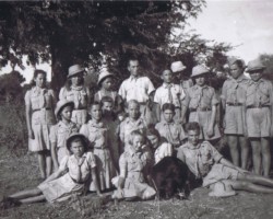 The troop guardian on behalf of the Balachadi estate authorities – Feliks Wronko and scoutmaster Janina Ptak at a meeting with the scout youth, Balachadi; source: from the collection of Wiesław Stypuła The troop guardian on behalf of the Balachadi estate authorities – Feliks Wronko and scoutmaster Janina Ptak at a meeting with the scout youth, Balachadi; source: from the collection of Wiesław Stypuła