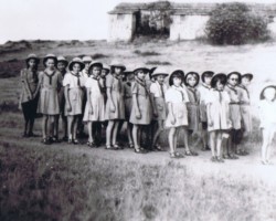 A group of cub scouts at a gathering at the foot of the housing estate hill in Balachadi; source: from the collection of Wiesław Stypuła A group of cub scouts at a gathering at the foot of the housing estate hill in Balachadi; source: from the collection of Wiesław Stypuła