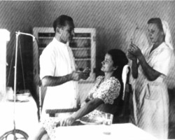 Doctor Maksymilian Rosenthal with his assistant Cecylia Szymel in the dental clinic of the Valivade housing estate; source: Poles from India Association Doctor Maksymilian Rosenthal with his assistant Cecylia Szymel in the dental clinic of the Valivade housing estate; source: Poles from India Association