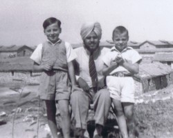 Doctor Tawinder Singh (in the middle) with his brothers: Marian (on the right) and Ryszard Raba – thanks to the great commitment and diligence of the doctor, the malaria epidemic in the Balachadi settlement and the surrounding area was successfully eradicated; source: from the collection of Wiesław Stypuła Doctor Tawinder Singh (in the middle) with his brothers: Marian (on the right) and Ryszard Raba – thanks to the great commitment and diligence of the doctor, the malaria epidemic in the Balachadi settlement and the surrounding area was successfully eradicated; source: from the collection of Wiesław Stypuła
