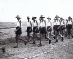 Parade of competitors during the opening of the estate games, Balachadi, 1945; source: from the collection of Wiesław Stypuła Parade of competitors during the opening of the estate games, Balachadi, 1945; source: from the collection of Wiesław Stypuła