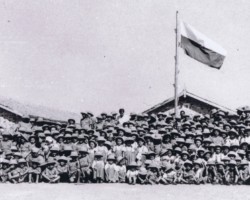 Children under the national flag offered by Polish sailors from the ship "Kościuszko" during their visit to Bandra, Balachadi 1942/1943; source: from the collection of Wiesław Stypuła Children under the national flag offered by Polish sailors from the ship "Kościuszko" during their visit to Bandra, Balachadi 1942/1943; source: from the collection of Wiesław Stypuła