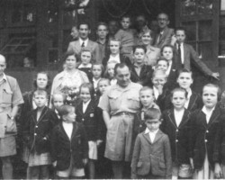 Polish children and representatives of the Social Welfare Center administration in the Panchgani health resort, including Wiktor Styburski (first from the left at the bottom) - delegate of the Polish government in London (Delegation of the Ministry of Labor and Social Welfare in Bombay) in the period May-December 1943, as well as the head of the Ministry of Labor and Social Welfare (Polish government in exile) - Jan Stańczyk (standing at the bottom in the center); source: Poles' Circle from Niechciały Polish children and representatives of the Social Welfare Center administration in the Panchgani health resort, including Wiktor Styburski (first from the left at the bottom) - delegate of the Polish government in London (Delegation of the Ministry of Labor and Social Welfare in Bombay) in the period May-December 1943, as well as the head of the Ministry of Labor and Social Welfare (Polish government in exile) - Jan Stańczyk (standing at the bottom in the center); source: Poles' Circle from Niechciały