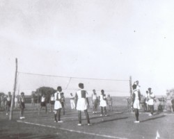 An international volleyball match between the Polish representation of the Balachadi settlement and the Indian team Okha Navy, ended with a victory of the Polish youth (2:1) – similarly to the football match organized at that time, Balachadi; source: from the collection of Wiesław Stypuła An international volleyball match between the Polish representation of the Balachadi settlement and the Indian team Okha Navy, ended with a victory of the Polish youth (2:1) – similarly to the football match organized at that time, Balachadi; source: from the collection of Wiesław Stypuła