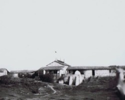 View of the housing estate buildings (kitchen and dining room) from the sea, Balachadi; source: from the collection of Wiesław Stypuła View of the housing estate buildings (kitchen and dining room) from the sea, Balachadi; source: from the collection of Wiesław Stypuła