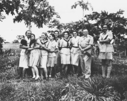 Editors of the book "The Work of Scouts and Travelers": Anna Handerek, Danuta Pniewska, Helena Szafrańska, Maria Leśniak, Zofia Ostrihańska, Jagoda Królikowska, Estela Czekierska, priest Kazimierz Kozłowski, Scoutmaster Zdzisław Peszkowski, Valivade, 1947; source: Poles from India Association Editors of the book "The Work of Scouts and Travelers": Anna Handerek, Danuta Pniewska, Helena Szafrańska, Maria Leśniak, Zofia Ostrihańska, Jagoda Królikowska, Estela Czekierska, priest Kazimierz Kozłowski, Scoutmaster Zdzisław Peszkowski, Valivade, 1947; source: Poles from India Association