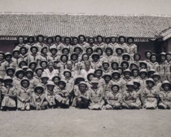 Farewell meeting of a group of older youth leaving for the Polish settlement in Valivade with the management and younger colleagues from the settlement in Balachadi; source: from the collection of Wiesław Stypuła Farewell meeting of a group of older youth leaving for the Polish settlement in Valivade with the management and younger colleagues from the settlement in Balachadi; source: from the collection of Wiesław Stypuła