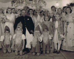 Maharaja Digvijaysinhji in the company of young actors from "Cinderella", Balachadi, 1945; source: from the collection of Wiesław Stypuła Maharaja Digvijaysinhji in the company of young actors from "Cinderella", Balachadi, 1945; source: from the collection of Wiesław Stypuła