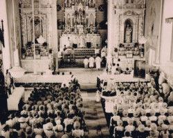 Polish children from the first transport after the evacuation from the USSR to India during a thanksgiving service, Bombay, 1942; source: from the collection of Wiesław Stypuła Polish children from the first transport after the evacuation from the USSR to India during a thanksgiving service, Bombay, 1942; source: from the collection of Wiesław Stypuła