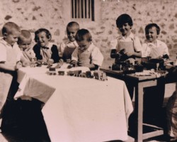Kindergarten children enjoying gifts received from visitors to the settlement, Balachadi; source: from the collection of Wiesław Stypuła Kindergarten children enjoying gifts received from visitors to the settlement, Balachadi; source: from the collection of Wiesław Stypuła