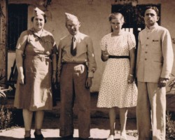 Narry Marshal (first from the right) – the chief steward of the center accompanied by the management of the Balachadi estate; source: from the collection of Wiesław Stypuła Narry Marshal (first from the right) – the chief steward of the center accompanied by the management of the Balachadi estate; source: from the collection of Wiesław Stypuła
