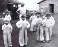 Learning to dance with Janina Dobrostańska, Balachadi; source: from the collection of Wiesław Stypuła Learning to dance with Janina Dobrostańska, Balachadi; source: from the collection of Wiesław Stypuła