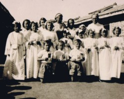 Polish children after the ceremony of receiving the First Holy Communion in the company of priest Franciszek Pluta and catechist Janina Ptak, Balachadi; source: from the collection of Wiesław Stypuła Polish children after the ceremony of receiving the First Holy Communion in the company of priest Franciszek Pluta and catechist Janina Ptak, Balachadi; source: from the collection of Wiesław Stypuła