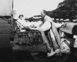 Field mass during the land evacuation from the Soviet Union to India - service conducted by priest Franciszek Pluta; source: Koło Polaków z Niechciał z Niechciał Field mass during the land evacuation from the Soviet Union to India - service conducted by priest Franciszek Pluta; source: Koło Polaków z Niechciał z Niechciał