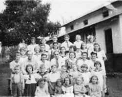 Polish children and educators in front of Villa Laxmi, where the sick were convalescing and where, among other things, an outpatient clinic and two classes of a primary school were located; a health resort for Polish refugees in Panchgani; source: Poles' Circle from Niechciały Polish children and educators in front of Villa Laxmi, where the sick were convalescing and where, among other things, an outpatient clinic and two classes of a primary school were located; a health resort for Polish refugees in Panchgani; source: Poles' Circle from Niechciały