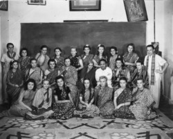Polish refugees - participants of one of the organized trips from the Valivade settlement to the south of India, visible: Irena Adamczyk, Maria Brink, Patrycja Cariuk, Danuta Czech, Józef Ezman, Maria Ganczar, Irena Janczewska, Janina Jankowska, Milena Kamińska, Irena Kaziewicz, Alina Kurzawska, Janusz Kurzeja, Wojciech Kwiatkowski, Łucja Ligaj, Hanna Nadańska, Łucja Ostrowska, Irena Piotrowicz, Danuta Raczyńska, Czesława Sobol, Helena Suszko, Janina Szafrańska, Maria Szczyrska, Halina Śliwińska, Jadwiga Wróblewska, Madras, 1946; source: Poles from India Association Polish refugees - participants of one of the organized trips from the Valivade settlement to the south of India, visible: Irena Adamczyk, Maria Brink, Patrycja Cariuk, Danuta Czech, Józef Ezman, Maria Ganczar, Irena Janczewska, Janina Jankowska, Milena Kamińska, Irena Kaziewicz, Alina Kurzawska, Janusz Kurzeja, Wojciech Kwiatkowski, Łucja Ligaj, Hanna Nadańska, Łucja Ostrowska, Irena Piotrowicz, Danuta Raczyńska, Czesława Sobol, Helena Suszko, Janina Szafrańska, Maria Szczyrska, Halina Śliwińska, Jadwiga Wróblewska, Madras, 1946; source: Poles from India Association