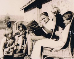 Marian Różański in front of the local community center while reading fairy tales to children, Balachadi; source: from the collection of Wiesław Stypuła Marian Różański in front of the local community center while reading fairy tales to children, Balachadi; source: from the collection of Wiesław Stypuła