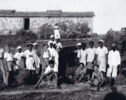 A group of Indian cooks and Polish boys from the Balachadi settlement; source: from the collection of Wiesław Stypuła A group of Indian cooks and Polish boys from the Balachadi settlement; source: from the collection of Wiesław Stypuła