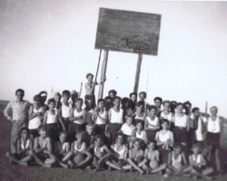 Athletes competing in the javelin throw during the estate games, Balachadi, 1945; source: from the collection of Wiesław Stypuła Athletes competing in the javelin throw during the estate games, Balachadi, 1945; source: from the collection of Wiesław Stypuła