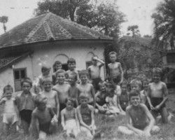 [:pl[ Children in front of residential houses in a temporary center in Bandra - on the way to their permanent settlement in Balachadi, 1942; source: Poles from India Association [:pl[ Children in front of residential houses in a temporary center in Bandra - on the way to their permanent settlement in Balachadi, 1942; source: Poles from India Association