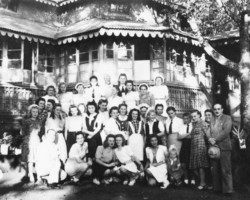 A group of patients at the health center for Polish refugees in Panchgani; source: Poles from India Association A group of patients at the health center for Polish refugees in Panchgani; source: Poles from India Association