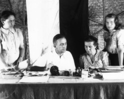 Representatives of the estate authorities (from the left): Maria Wirth, Olgierd Grabianka, Eugenia Latawiec, Władysława Melnarowicz, Valivade, 1944; source: Koło Polaków z India Representatives of the estate authorities (from the left): Maria Wirth, Olgierd Grabianka, Eugenia Latawiec, Władysława Melnarowicz, Valivade, 1944; source: Koło Polaków z India